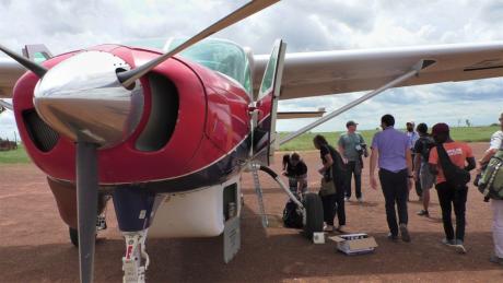 Loading 5X-LDR at Pakuba airstrip