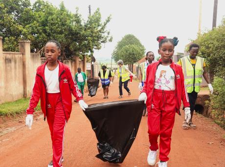 Litter pick in Bulonde community